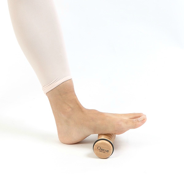Лёгкий, компактный ролик из натурального дерева для разминания мышц ног. Валики имеют резиновый ободок, чтобы не травмировать пол.