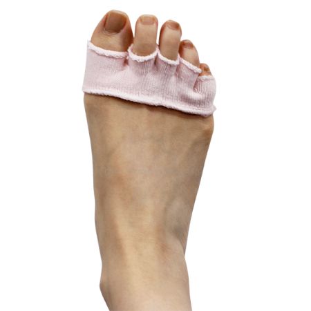 Вкладыш помогает облегчить боль в пальцах ног при ношении балетной обуви. Изготовлен из антибактериального хлопкового материала, который не преет при ношении под трико. Размер свободный. Цвет — «натуральный розовый».