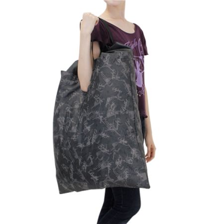 Тонкая, прочная сумка-мешок из лёгкой ткани, в который свободно помещается балетный костюм, в том числе романтическая пачка. Размер: 60 х 60 см.
