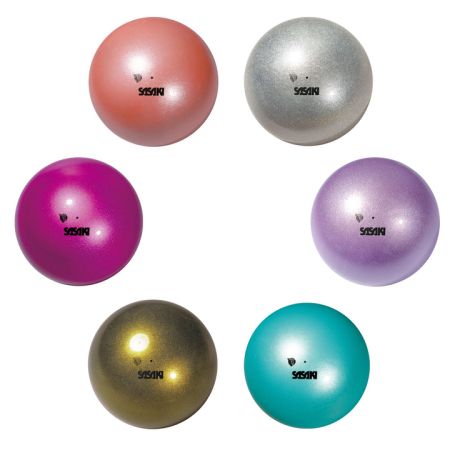 Мяч (диаметр 18,5 см) с покрытием с использованием мелкой металлической пудры для тонкого красивого блеска. Сертифицирован Международной федерацией гимнастики (F.I.G.).