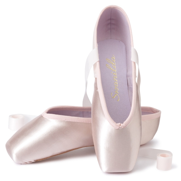 Пуанты Swanilda - относительно мягкая модель, предназначенная для начинающих балерин и балерин с ненатренированной стопой.