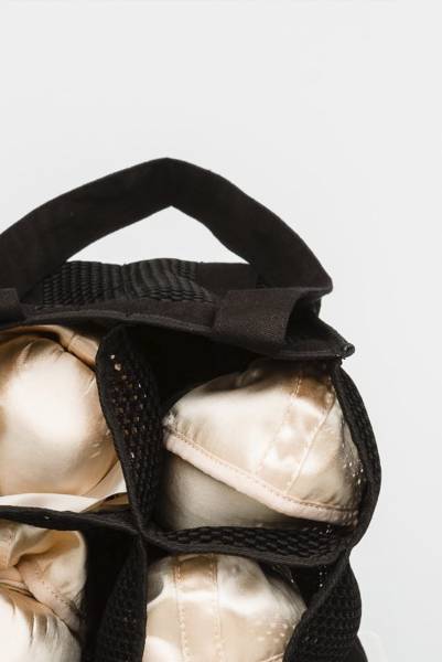 Эта единственная в своем роде сумка для пуантов была создана для профессиональных балерин. В дышащих отделениях можно хранить до четырех пар пуантов. Длинные плечевые ремни обеспечивают дополнительный комфорт и лёгкость переноски. Размер 22 х 16 см.