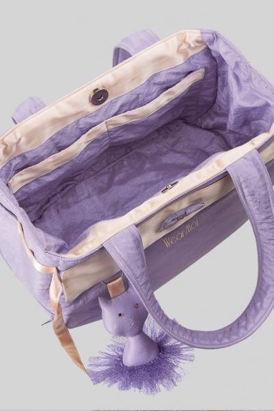 Очаровательная детская сумочка из тафты и атласа. Закрывается на магнит, имеет два кармана внутри, карман на молнии спереди и отделение для обуви. Прилагается бесплатный брелок для ключей. Высота: 19 см, ширина: 30 см.