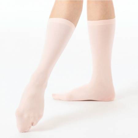 Балетные носки-гольфы из нежного материала, с прорезью. Отлично подходят для занятий летом, когда надевать трико слишком жарко. Рассчитаны на размер ноги 22,0- 25,5 см (российский размер - примерно 34,5 - 40).