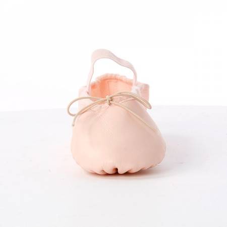 Балетки, предназначенные для начинающих маленьких балерин (длина стельки - 16-21,5 см, примерно соответствует российским размерам 25,5-34). Передняя часть балетки, на которую приходится основная нагрузка, выполнена из натуральной кожи для удлинения срока службы. В сочетании с долговечным и эластичным текстилем балетки плотно облегают стопу. Сплошная (от носка до пятки) кожаная подошва помогает правильному формированию изгиба стопы у начинающих балерин. Ободок балетки эластичен - при тугом завязывании шнурка балетка отлично облегает стопу. На внутренней стороне носка выполнены складки для облегчения работы пальцев и формирования ощущения пола.