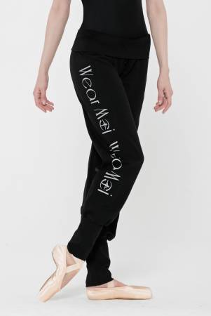 Свободные брюки для бега, зауженные на лодыжках, с отворотом на талии, с утягивающей тесёмкой, с шелкографическим принтом на правой штанине.
