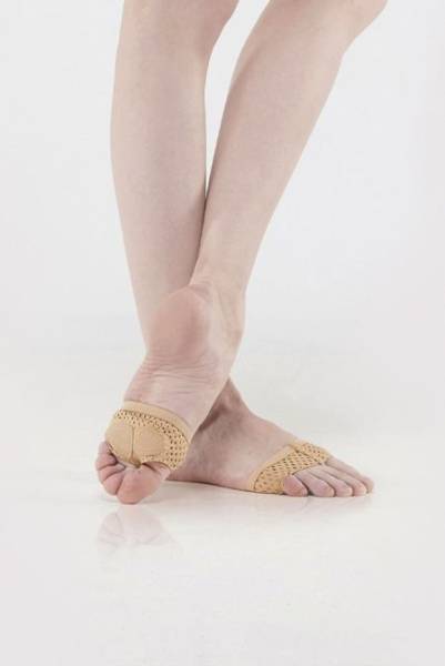 Танцевальные полуноски (защита) из инновационной перфорированной микрофибры. Обеспечивают невидимый, телесный вид в классе и на сцене. Эта дышащая обувь современного стиля с открытым мыском обеспечивает стопе поддержку, амортизацию, а также связь с полом. Она отделяет мысок от остальной части стопы, а эластичные резинки обеспечивают плотное прилегание.